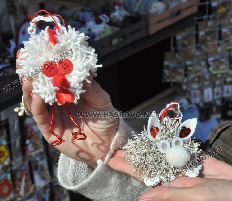 Традиции и новаторство се допълват на база за мартеници