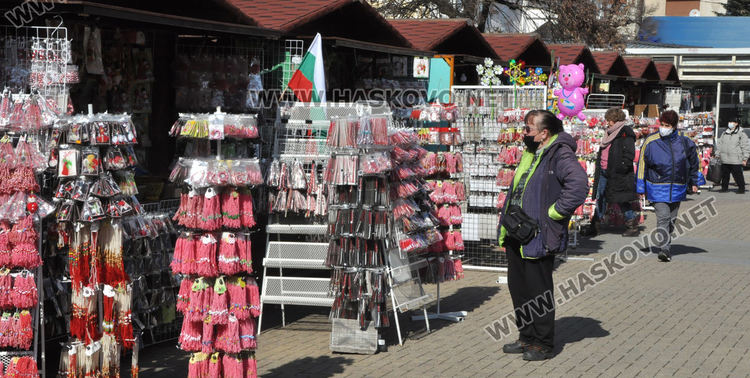 Традиции и новаторство се допълват на база за мартеници