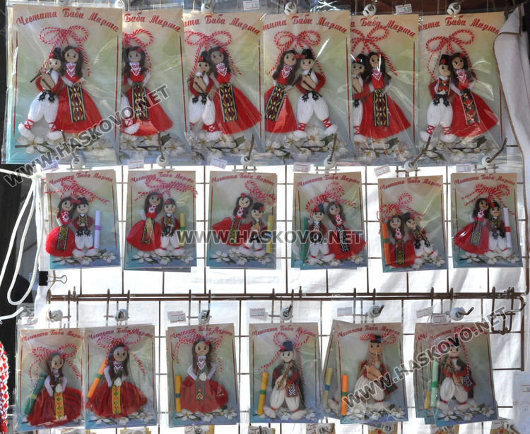 Традиции и новаторство се допълват на база за мартеници