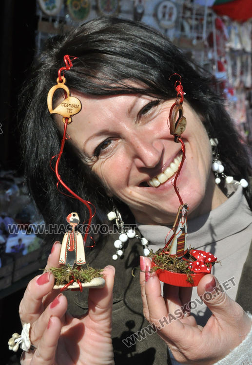 Традиции и новаторство се допълват на база за мартеници