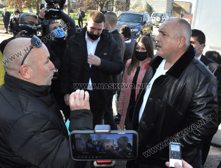 Премиерът Борисов и здравният министър инспектираха ваксинацията в село Малево