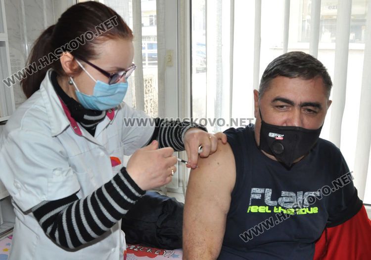 Вили Чернев се ваксинира срещу Ковид 