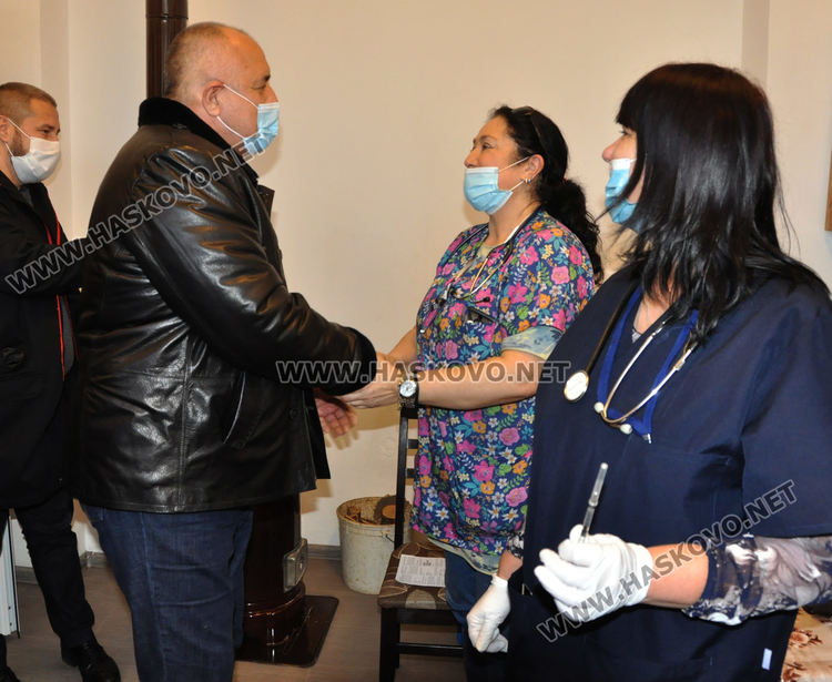 Премиерът Борисов и здравният министър инспектираха ваксинацията в село Малево