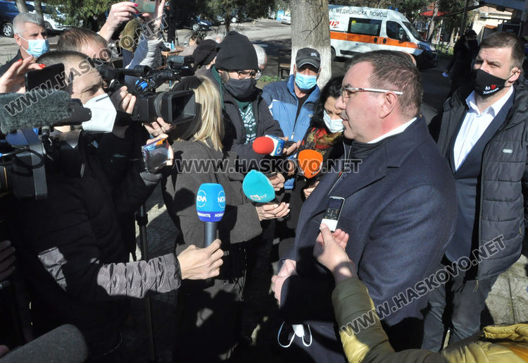 Премиерът Борисов и здравният министър инспектираха ваксинацията в село Малево