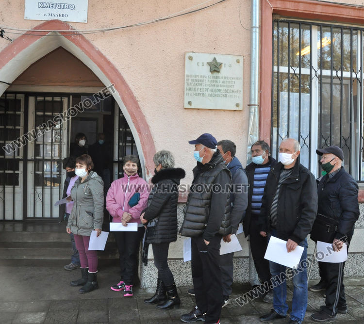 Премиерът Борисов и здравният министър инспектираха ваксинацията в село Малево