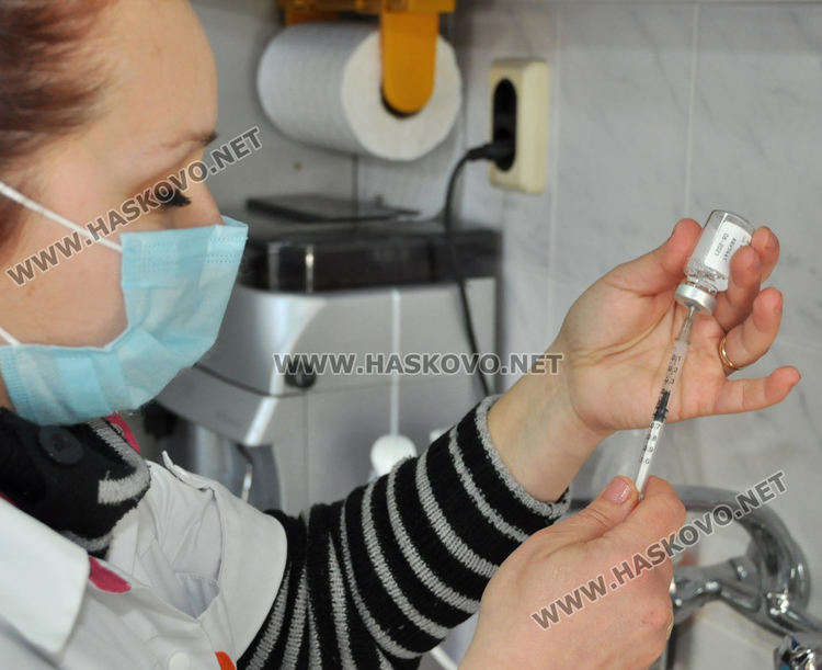 Ваксинацията при джипитата тръгна. От МЗ преговарят за по-ранни доставки на ваксини