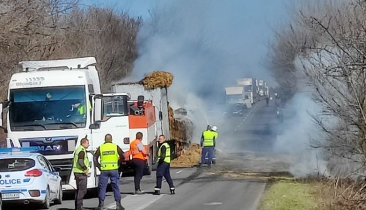 Горящ камион около Чирпан, пренасочи и блокира автомобилния трафик през Димитровград към АМ "Марица"