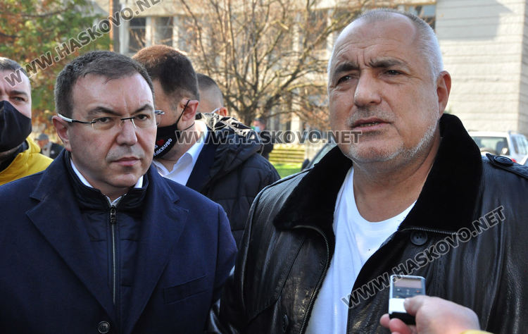 Премиерът Борисов и здравният министър инспектираха ваксинацията в село Малево