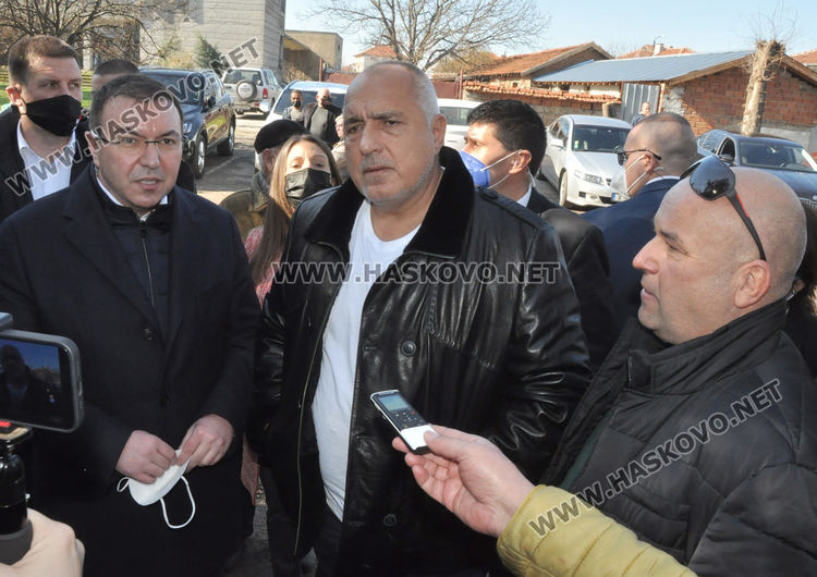 Премиерът Борисов и здравният министър инспектираха ваксинацията в село Малево