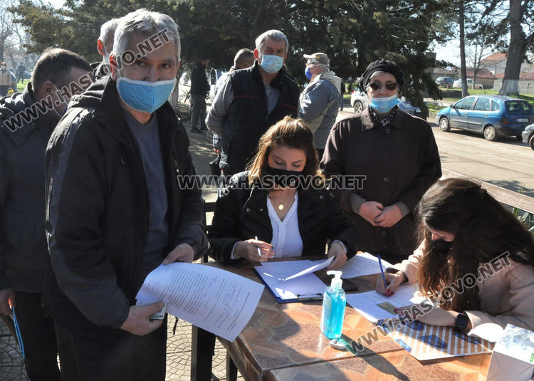 Премиерът Борисов и здравният министър инспектираха ваксинацията в село Малево