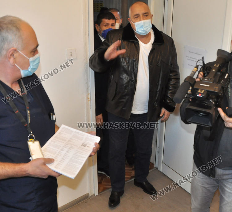 Премиерът Борисов и здравният министър инспектираха ваксинацията в село Малево