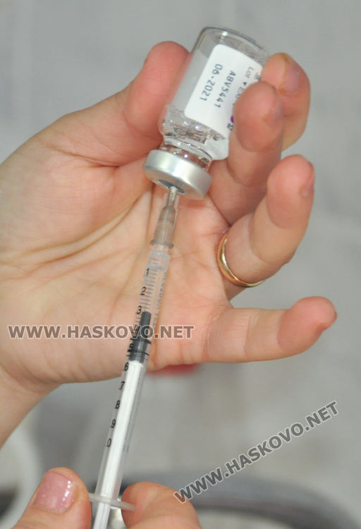 Ваксинацията при джипитата тръгна. От МЗ преговарят за по-ранни доставки на ваксини