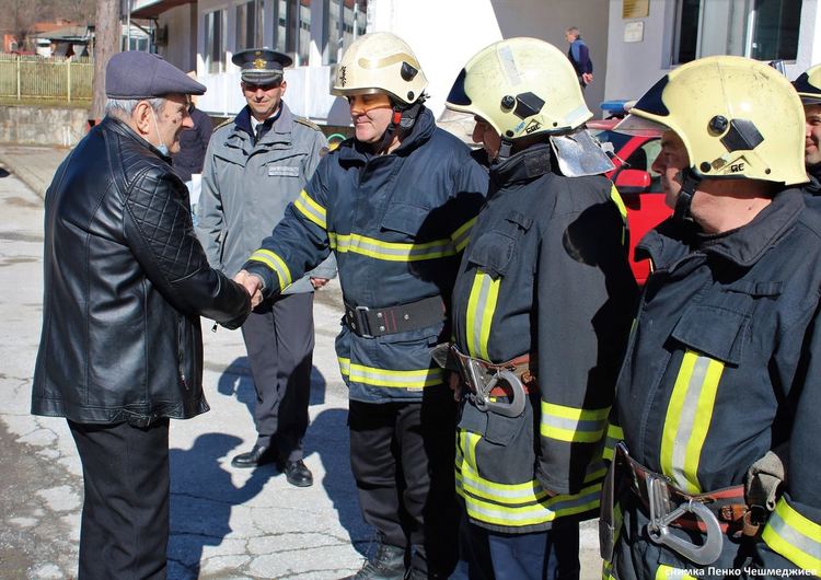 80-годишен пожарникар беше почетен от колегите си за юбилея