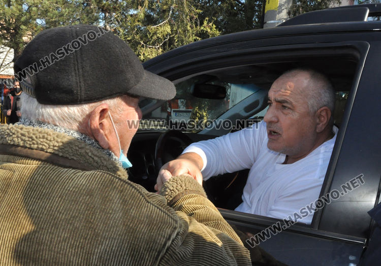 Премиерът Борисов и здравният министър инспектираха ваксинацията в село Малево