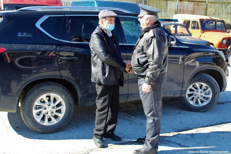 80-годишен пожарникар беше почетен от колегите си за юбилея