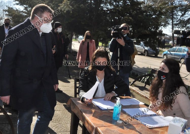 Премиерът Борисов и здравният министър инспектираха ваксинацията в село Малево