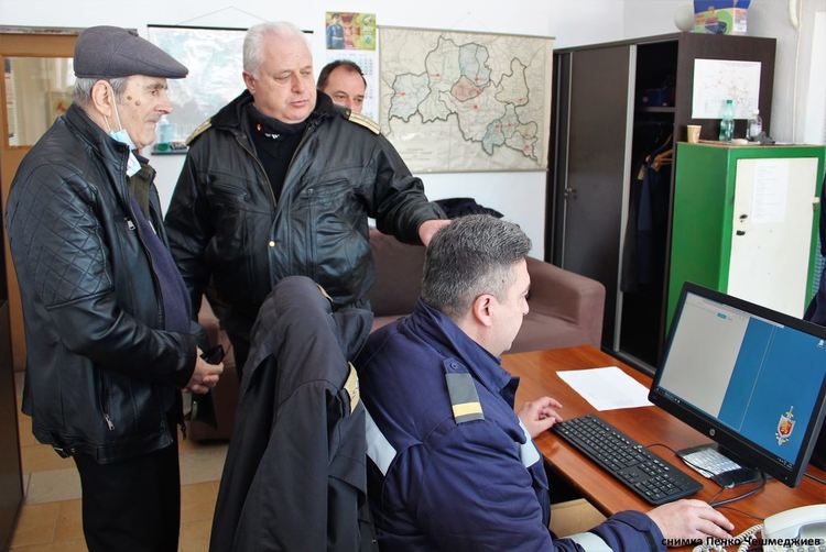 80-годишен пожарникар беше почетен от колегите си за юбилея