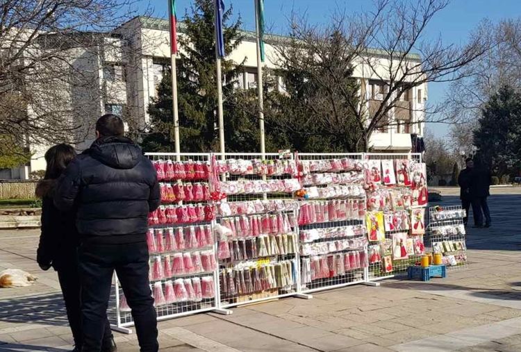 Мартениците превзеха центъра на Първомай