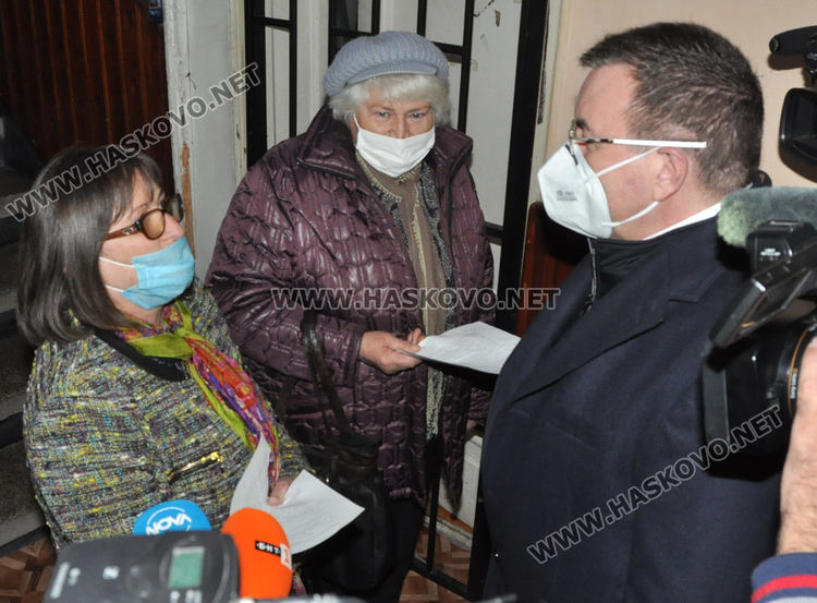 Премиерът Борисов и здравният министър инспектираха ваксинацията в село Малево