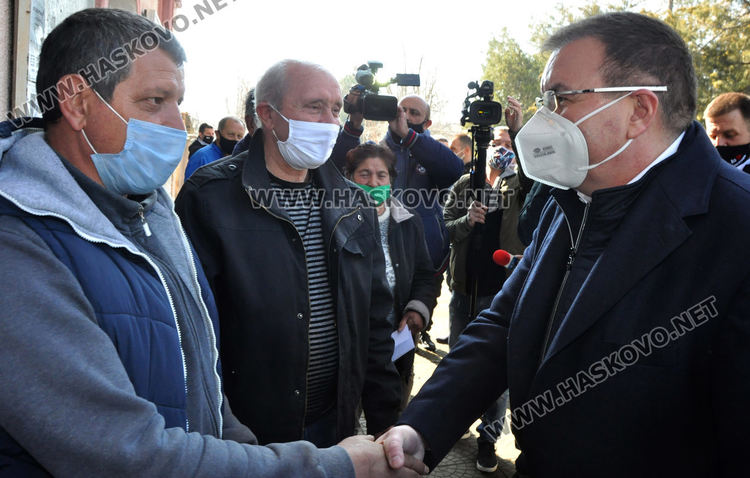 Премиерът Борисов и здравният министър инспектираха ваксинацията в село Малево