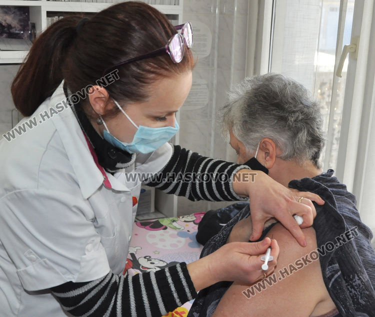 Ваксинацията при джипитата тръгна. От МЗ преговарят за по-ранни доставки на ваксини