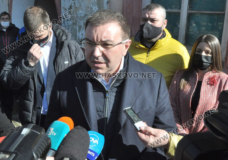 Премиерът Борисов и здравният министър инспектираха ваксинацията в село Малево