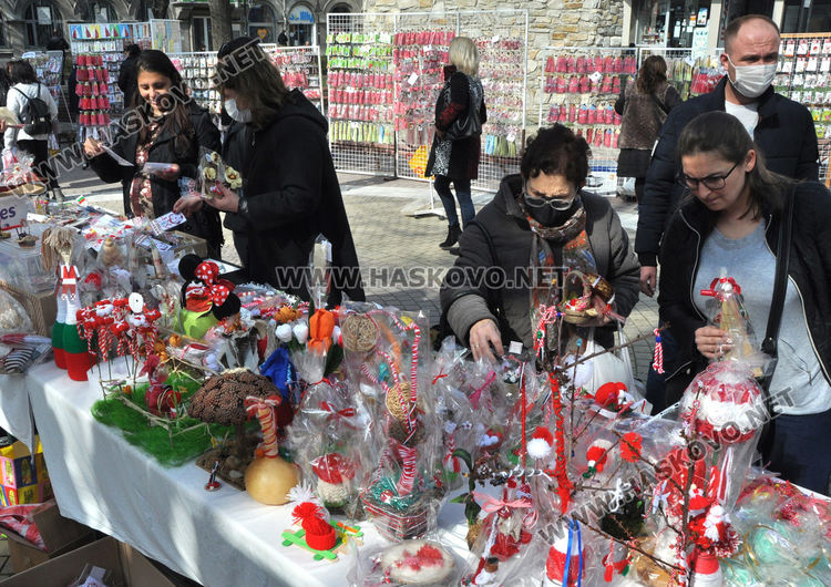 Мартеници от цялата страна на базара в помощ на Гого