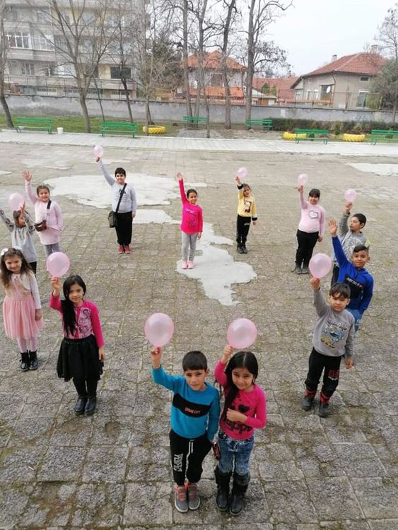 Първомайските ученици отбелязаха Деня на розовата фланелка