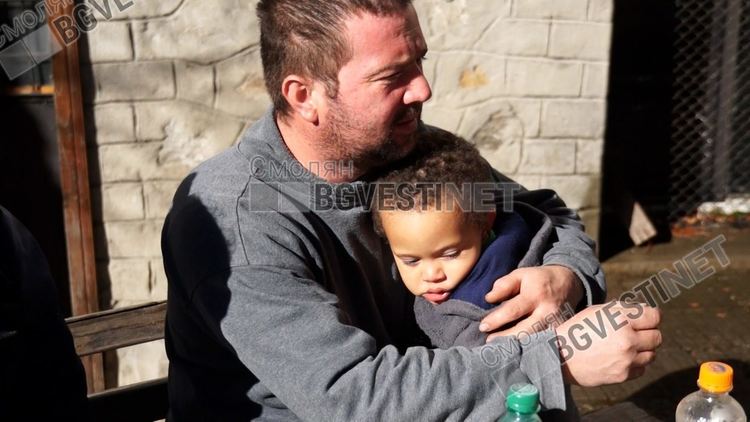 Даниел Александров с едно от децата си