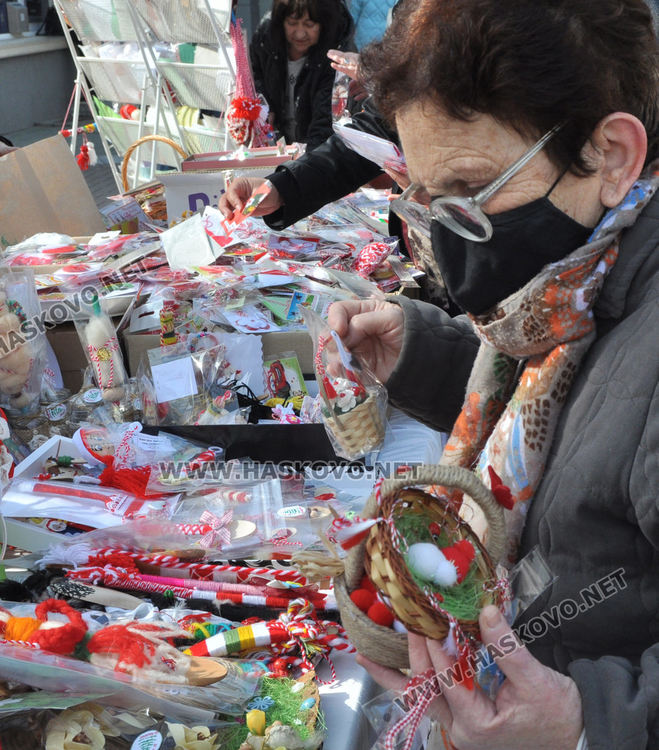 Мартеници от цялата страна на базара в помощ на Гого