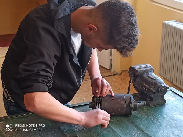 Ученици демонстрираха майсторско шофиране и автомонтьорство в Хасково