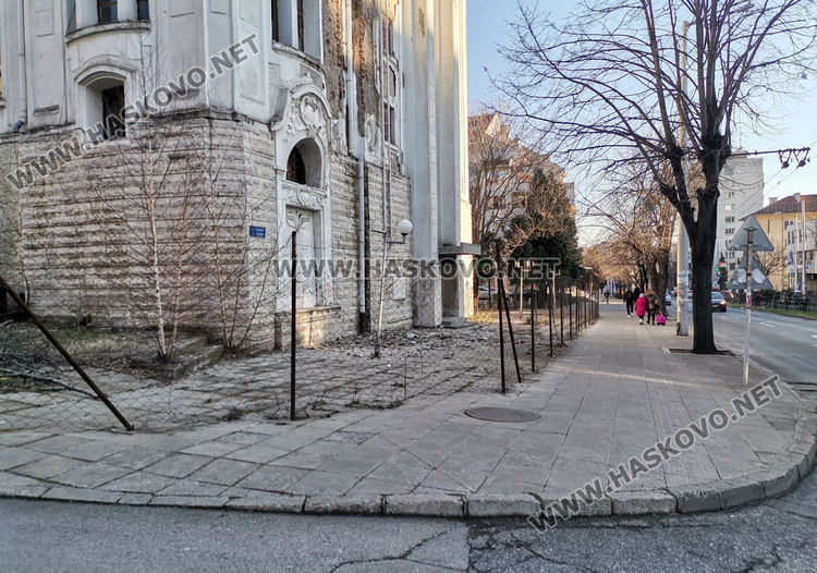 Магазин „Марса“ се руши, сагата с безопасността на сградата продължава 9 години