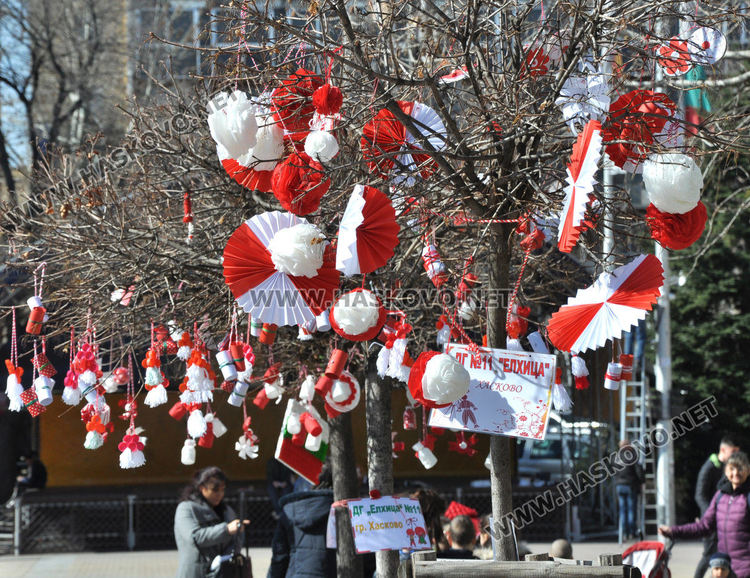 Деца ще украсяват дървета в центъра на Хасково по повод Баба Марта 