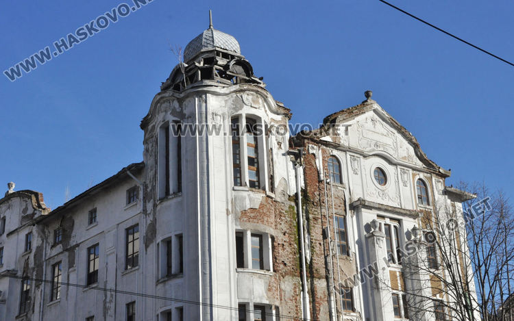 Магазин „Марса“ се руши, сагата с безопасността на сградата продължава 9 години