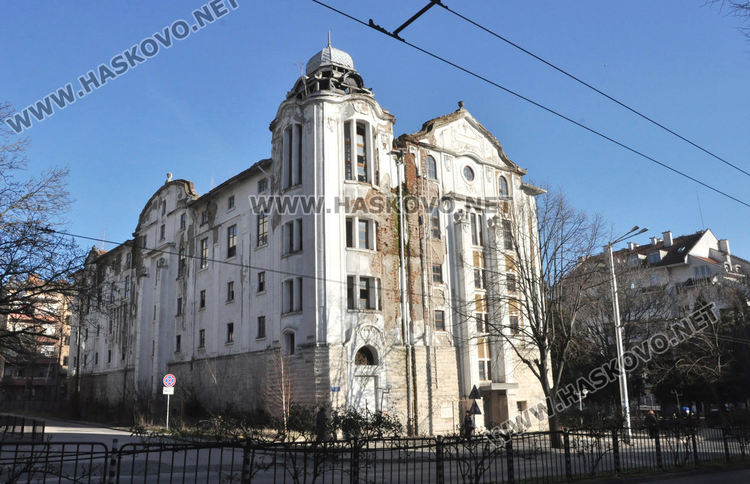 Магазин „Марса“ се руши, сагата с безопасността на сградата продължава 9 години