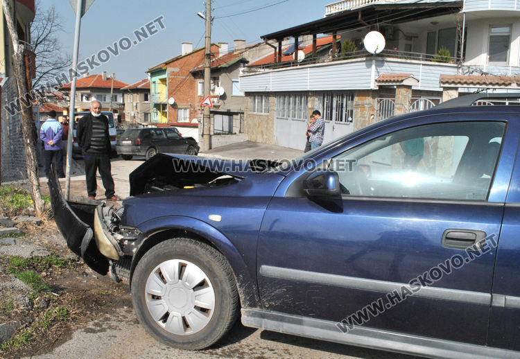 Опел и Фолксваген се разбиха на кръстовище на &bdquo;Червена стена&ldquo;
