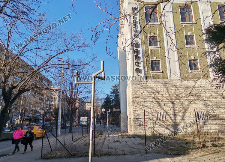 Магазин „Марса“ се руши, сагата с безопасността на сградата продължава 9 години