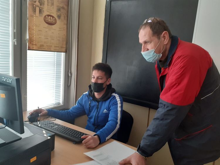 Ученици демонстрираха майсторско шофиране и автомонтьорство в Хасково