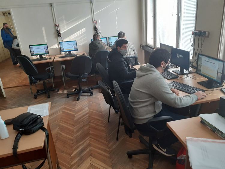 Ученици демонстрираха майсторско шофиране и автомонтьорство в Хасково