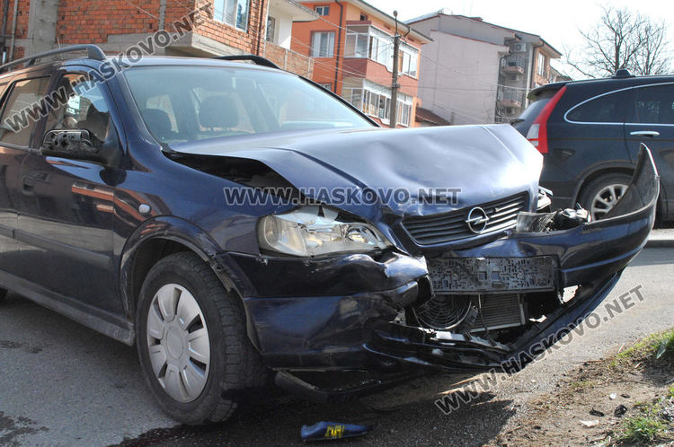Опел и Фолксваген се разбиха на кръстовище на &bdquo;Червена стена&ldquo;