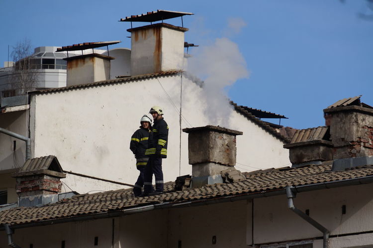 Пет пожара заради непочистени комини на различни места в областта гасиха огнеборците
