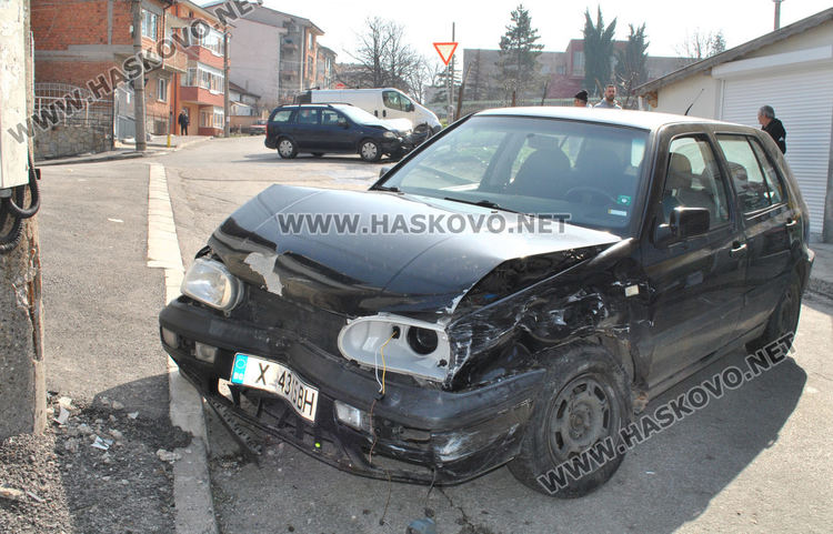 Опел и Фолксваген се разбиха на кръстовище на &bdquo;Червена стена&ldquo;