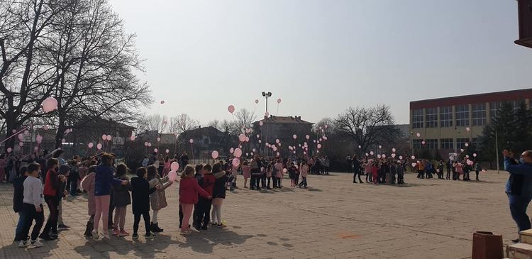 Първомайските ученици отбелязаха Деня на розовата фланелка