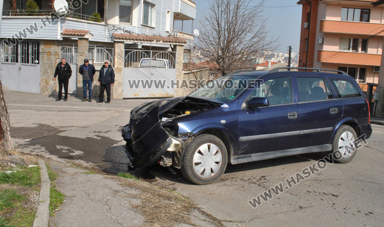 Опел и Фолксваген се разбиха на кръстовище на &bdquo;Червена стена&ldquo;