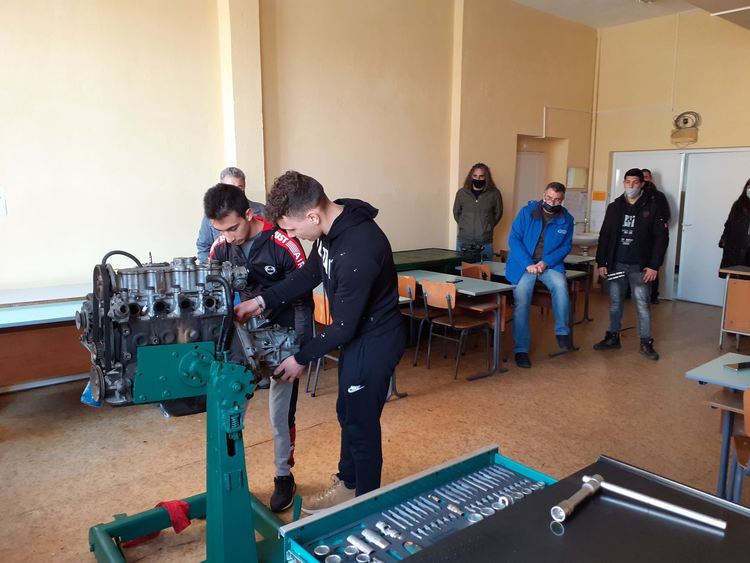 Ученици демонстрираха майсторско шофиране и автомонтьорство в Хасково