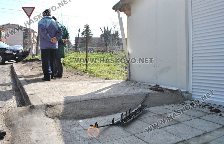 Опел и Фолксваген се разбиха на кръстовище на &bdquo;Червена стена&ldquo;