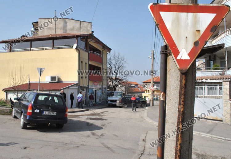 Опел и Фолксваген се разбиха на кръстовище на &bdquo;Червена стена&ldquo;