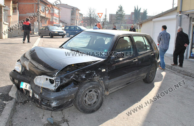 Опел и Фолксваген се разбиха на кръстовище на &bdquo;Червена стена&ldquo;