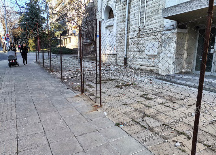 Магазин „Марса“ се руши, сагата с безопасността на сградата продължава 9 години