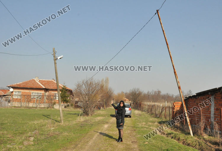 Наклонен стълб пред падане, обещаха да го укрепят